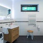 Maulwurfsgarten - Modernes Mit Terrasse, Walk-in-dusche & Wellnesszugang 크라코프암지