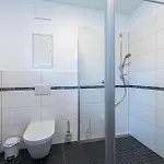 Maulwurfsgarten - Modernes Mit Terrasse, Walk-in-dusche & Wellnesszugang